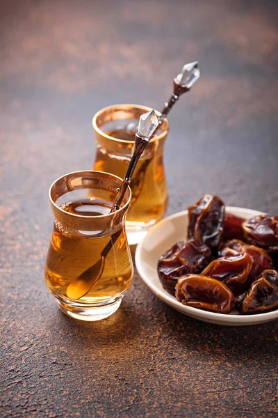 Traditional arabic tea and dry dates — Stock Photo, Image