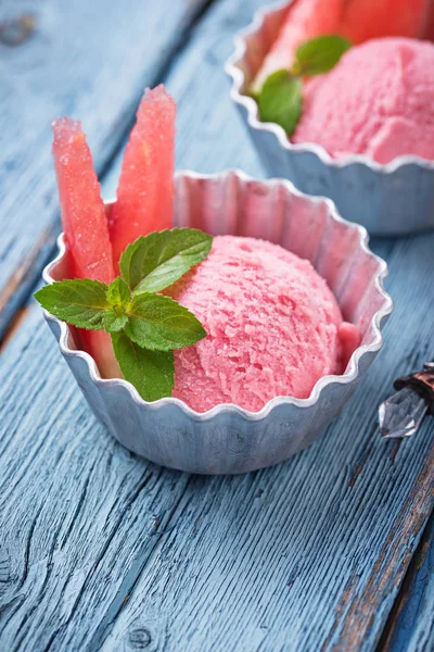 Vodní meloun zmrzlina v kovových misek — Stock fotografie