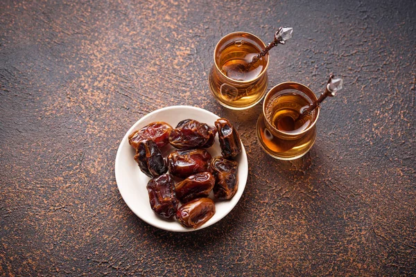 Traditional arabic tea and dry dates — Stock Photo, Image