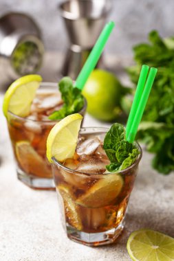 Nane ve kireç ile Küba libre kokteyl