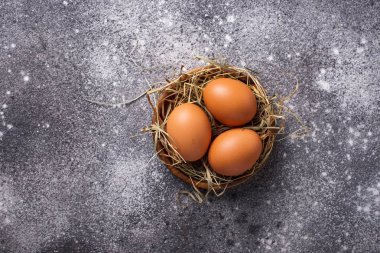 Kase taze çiğ kahverengi yumurta.