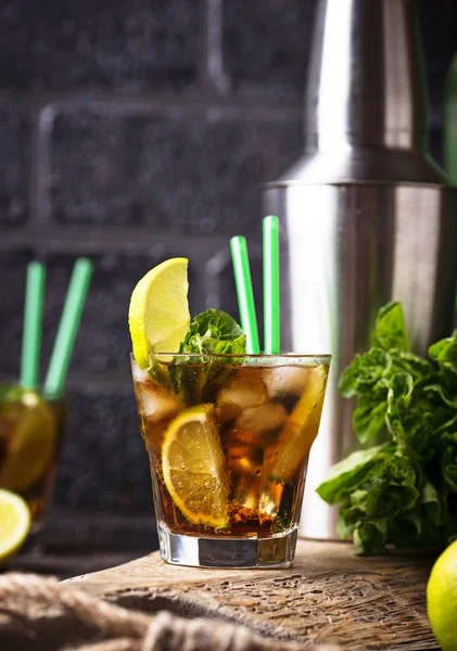 Cuba Libre cocktail med mynta och lime — Stockfoto