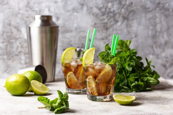 Cuba Libre cocktail med mynta och lime — Stockfoto