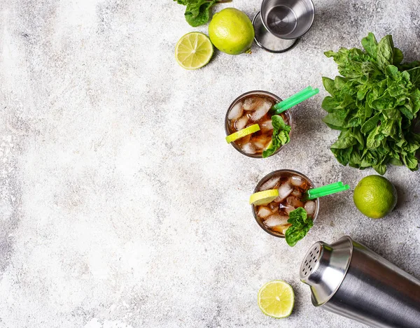 Cuba Libre cocktail med mynta och lime — Stockfoto