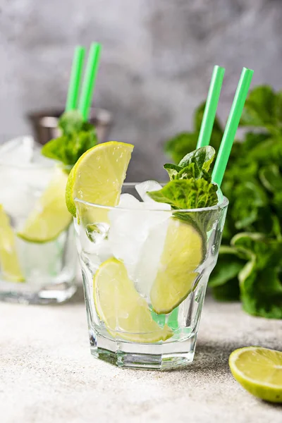 Ingrediens till beredd cocktail med lime — Stockfoto
