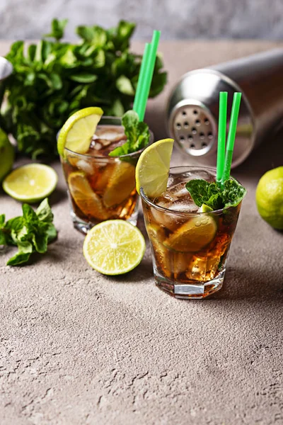 Cuba Libre cocktail med mynta och lime — Stockfoto