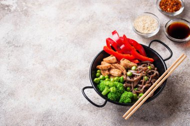 Fry soba et ve sebze ile karıştırın