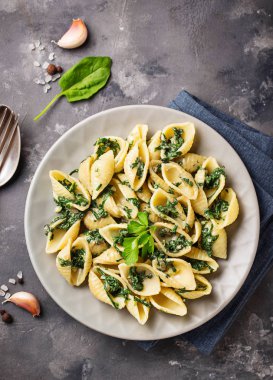 Conchiglioni makarna ıspanak krem sos ile