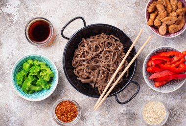 Çeşitli malzemelerle Asya erişte soba