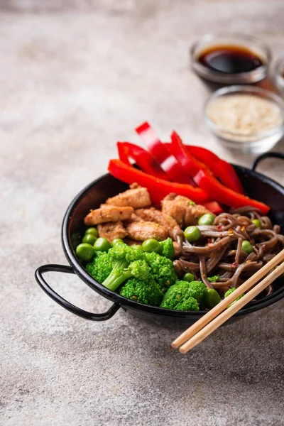 Stir fry soba with meat and vegetables — Stock Photo, Image