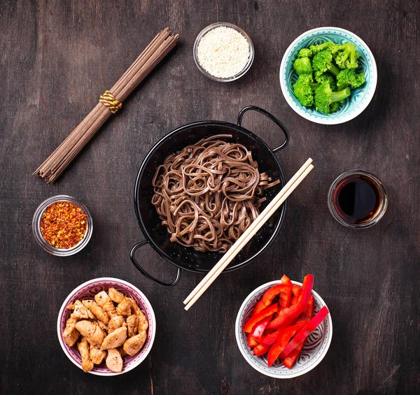 Fideos asiáticos soba con varios ingredientes —  Fotos de Stock