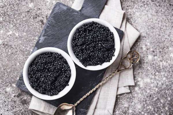 Caviar negro de esturión en cuencos —  Fotos de Stock