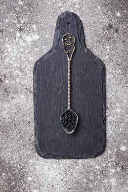 Mersin balığı siyah havyar kaşık üzerinde