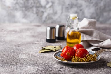 Baharatile ev yapımı domates turşusu