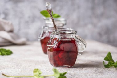 Kavanozda ev yapımı çilek reçeli