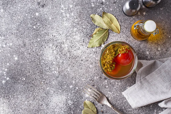 Tomate en escabeche casero con especias — Foto de Stock