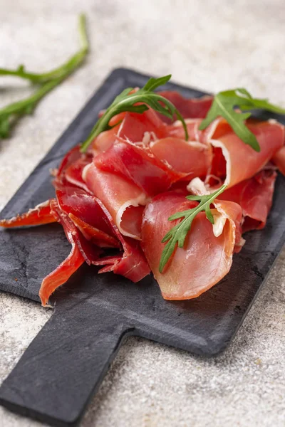 Tradiční španělská uzená masa jamon — Stock fotografie