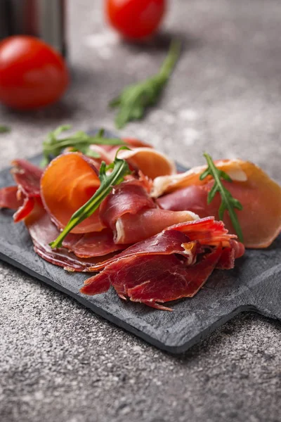 Tradiční španělská uzená masa jamon — Stock fotografie