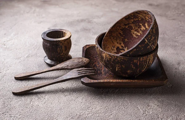 Schalen und Teller aus Kokosnussschale — Stockfoto