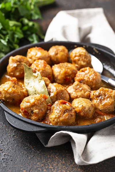 Hemlagade köttbullar med tomatsås — Stockfoto