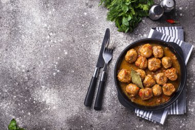 Domates soslu ev yapımı köfte