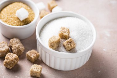 Beyaz ve kahverengi şeker kamışı