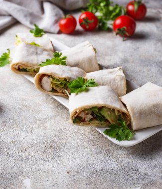 Tavuk ve sebze ile Lavash rulo