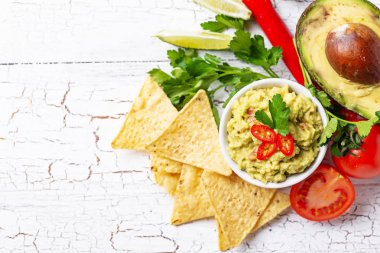 Avokado sosu guacamole mısır cipsi cips ile