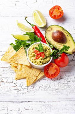 Avokado sosu guacamole mısır cipsi cips ile
