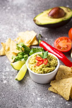 Avokado sosu guacamole mısır cipsi cips ile