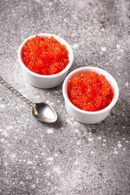 İki kase kırmızı somon havyar ile