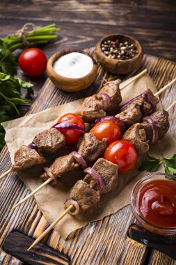 Izgara şiş kebap şişleri domates ile