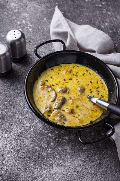 Ekşi krema kalbinde haşlanmış tavuk