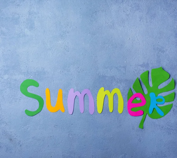 Φόντο με πολύχρωμο κείμενο καλοκαίρι από χαρτί — Φωτογραφία Αρχείου