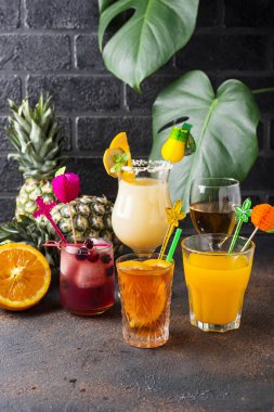 Farklı yaz kokteylleri seti