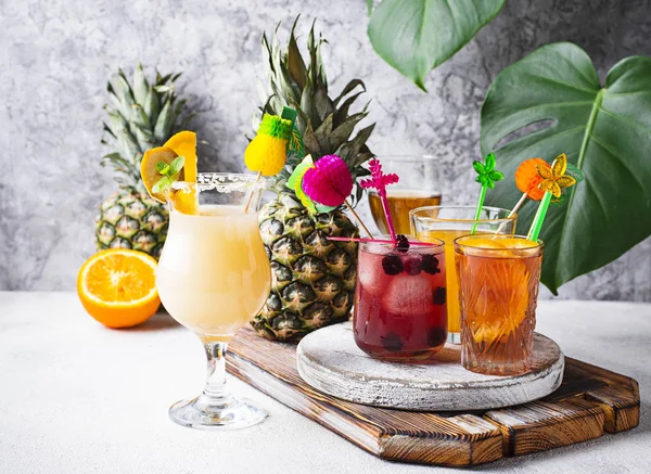 Farklı yaz kokteylleri seti