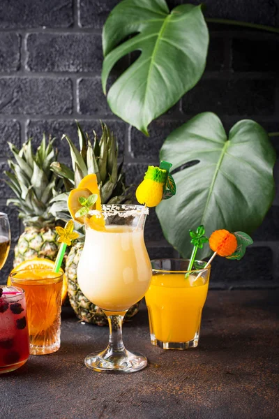 Set verschiedener Sommer-Cocktails — Stockfoto