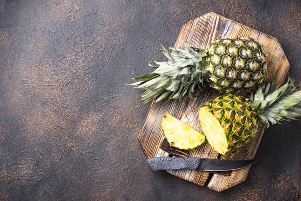 Gesneden ananas op snijplank — Stockfoto
