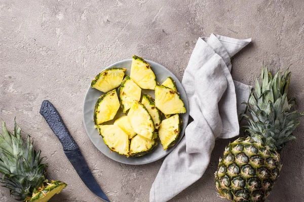 Нарізаний стиглий ананас на тарілці — стокове фото