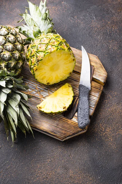 Gesneden ananas op snijplank — Stockfoto