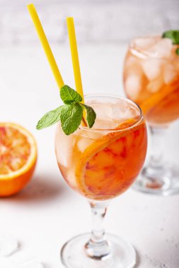 Aperol Spritz, portakal ile Italyan kokteyli