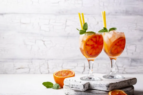 Aperol spritz, итальянский коктейль с апельсином — стоковое фото