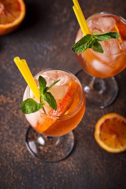 Aperol Spritz, portakal ile Italyan kokteyli