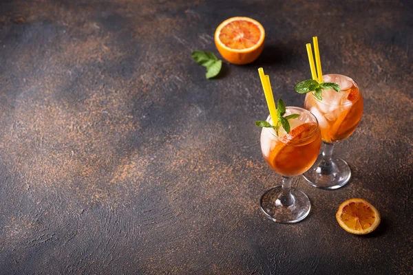 Aperol Spritz, portakal ile Italyan kokteyli — Stok fotoğraf