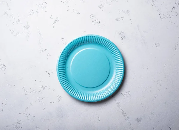 Экологичная голубая бумажная тарелка — стоковое фото