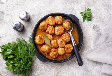 Domates soslu ev yapımı köfte