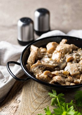 Mantarlı haşlanmış tavuk filetosu