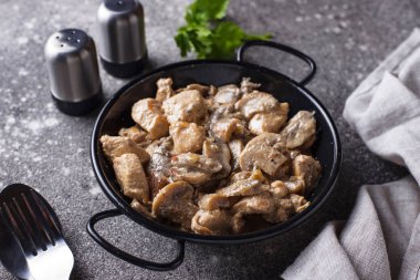 Mantarlı haşlanmış tavuk filetosu