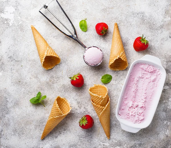 Σπιτικό γλυκό παγωτό φράουλα — Φωτογραφία Αρχείου