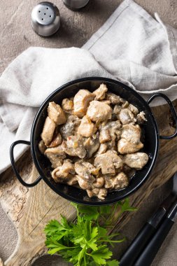 Mantarlı haşlanmış tavuk filetosu